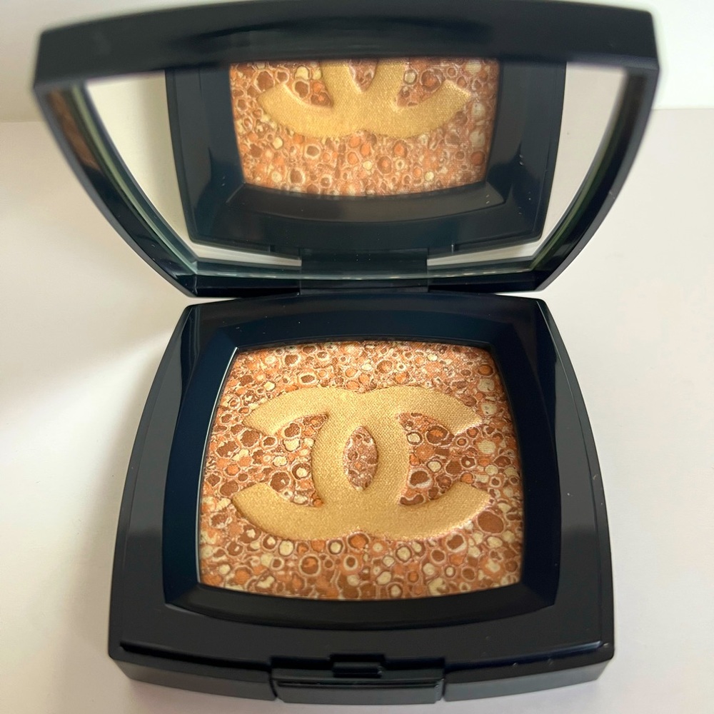 Chanel Radiant Glow Highlighting Powder WORLDWIDE SELLOUT - NEW NEVER USED